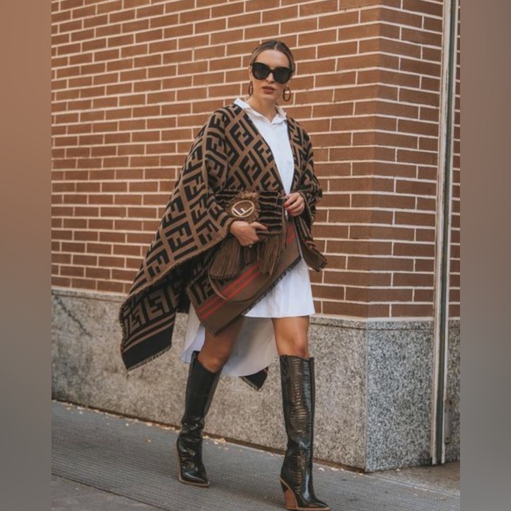 NEW Fall 26’ FENDI Roma 🤍 w/ Tags Reversible Shawl Brushed Poncho Scarf Wrap - Picture 11 of 17